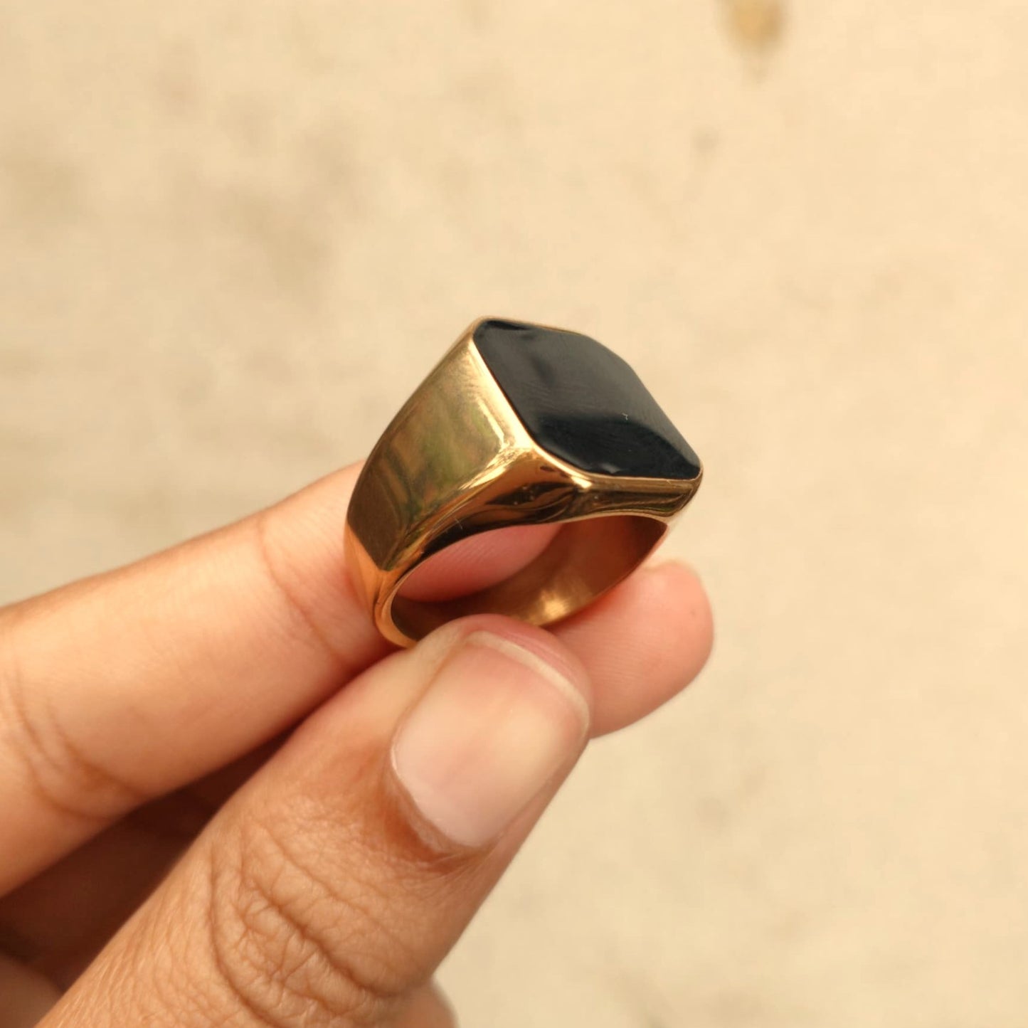 ANILLO DORADO CON NEGRO