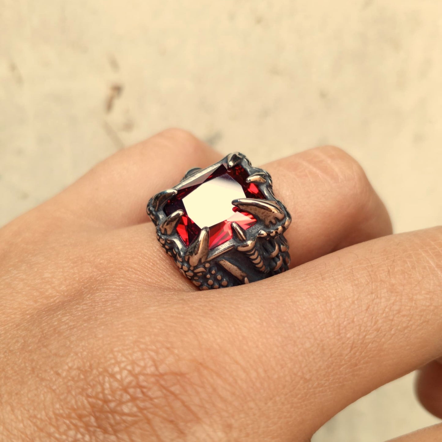 ANILLO GARRA PLATEADO PIEDRA ROJA